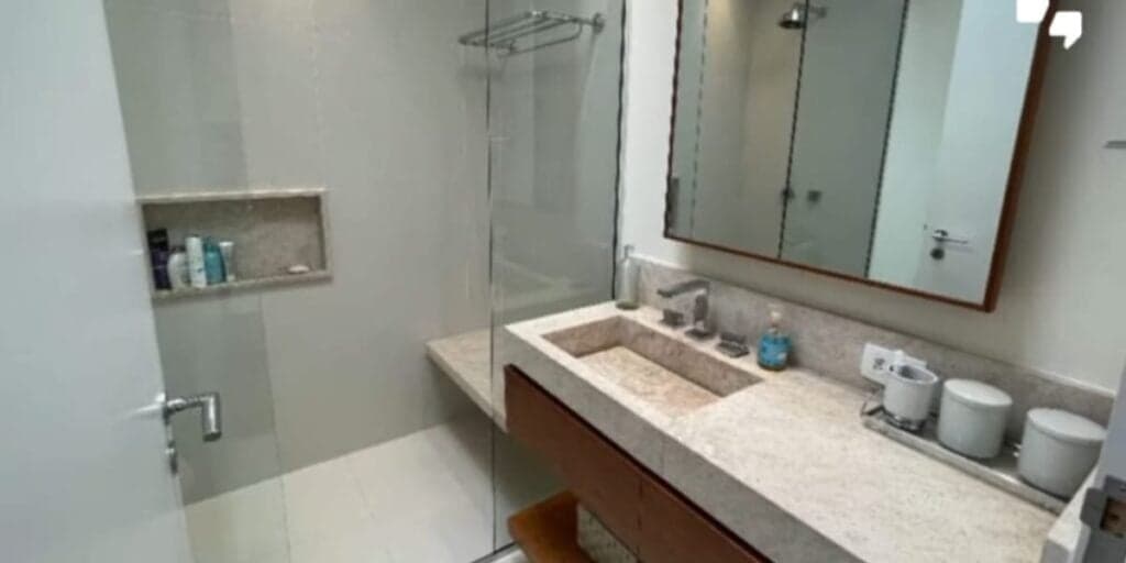 Banheiro luxuoso da mansão (Reprodução: Youtube) Banheiro luxuoso da mansão (Reprodução: Youtube)