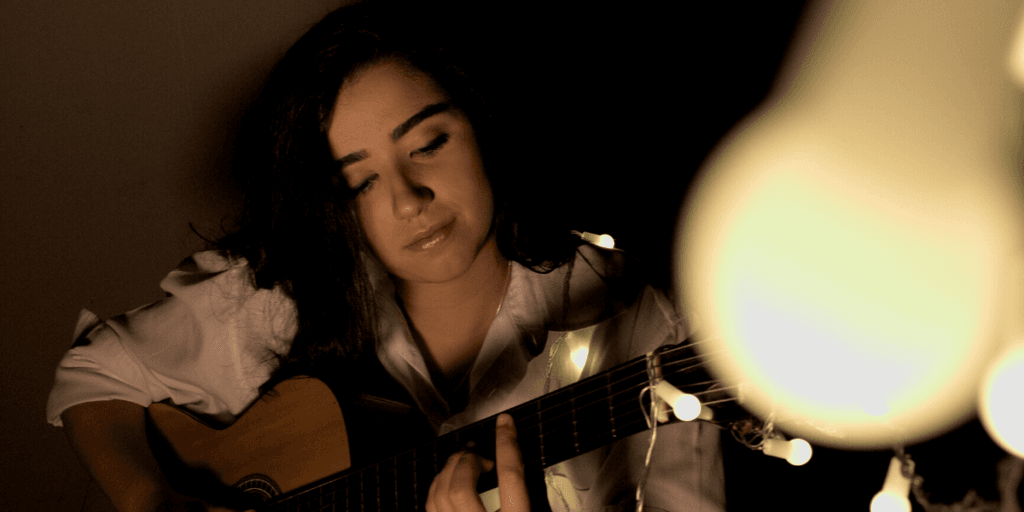Nova fenômeno do sertanejo, Mell Beatriz acaba de lançar seu primeiro EP; ouça agora