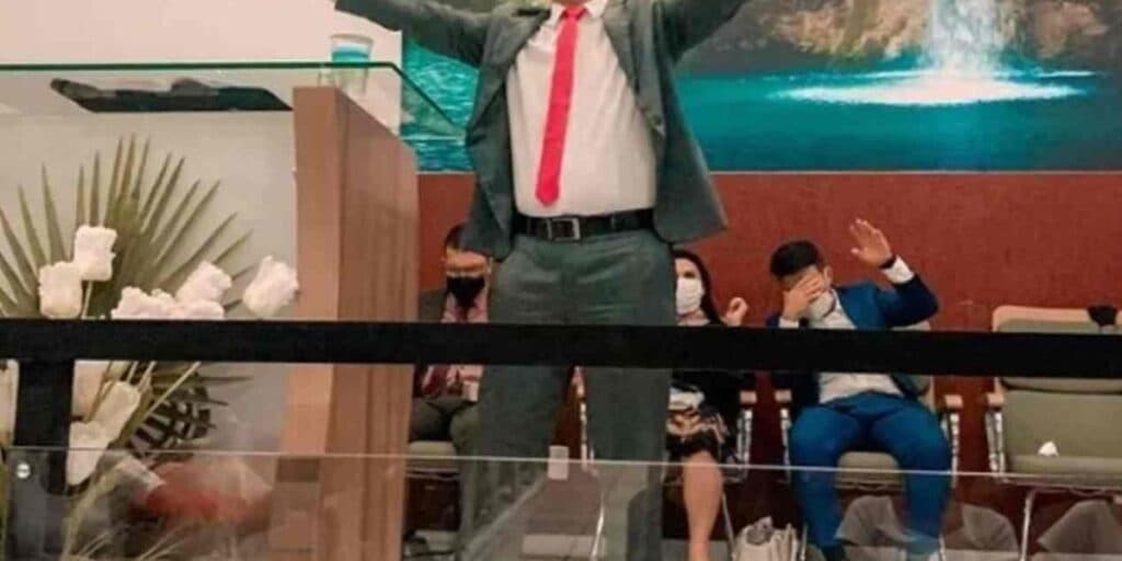 Famoso pastor cai duro em cima do altar e morre diante a fiéis após pregar a palavra de Deus