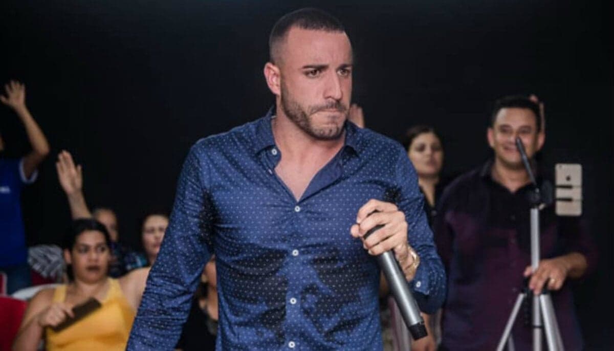Leonardo Sale partiu em defesa de Bruna Marquezine e Priscila Alcântara após serem chamadas de "Filhas do Diabo" (Foto Reprodução/Internet) Leonardo Sale partiu em defesa de Bruna Marquezine e Priscila Alcântara após serem chamadas de "Filhas do Diabo" (Foto Reprodução/Internet)