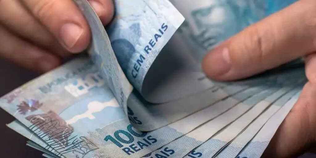Brasileiros podem receber agora um salário do governo e você precisa saber o que fazer
