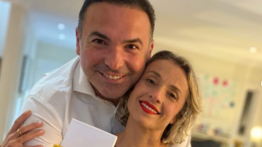 O apresentador da Record sempre faz declarações de amor a Simone Chimenti (Foto: Reprodução/Instagram) O apresentador da Record sempre faz declarações de amor a Simone Chimenti (Foto: Reprodução/Instagram)