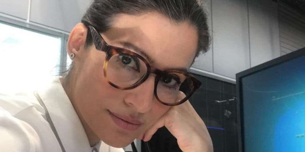 Renata Vasconcellos mostra segredo do estúdio do Jornal Nacional, aperta botão e faz alarme disparar