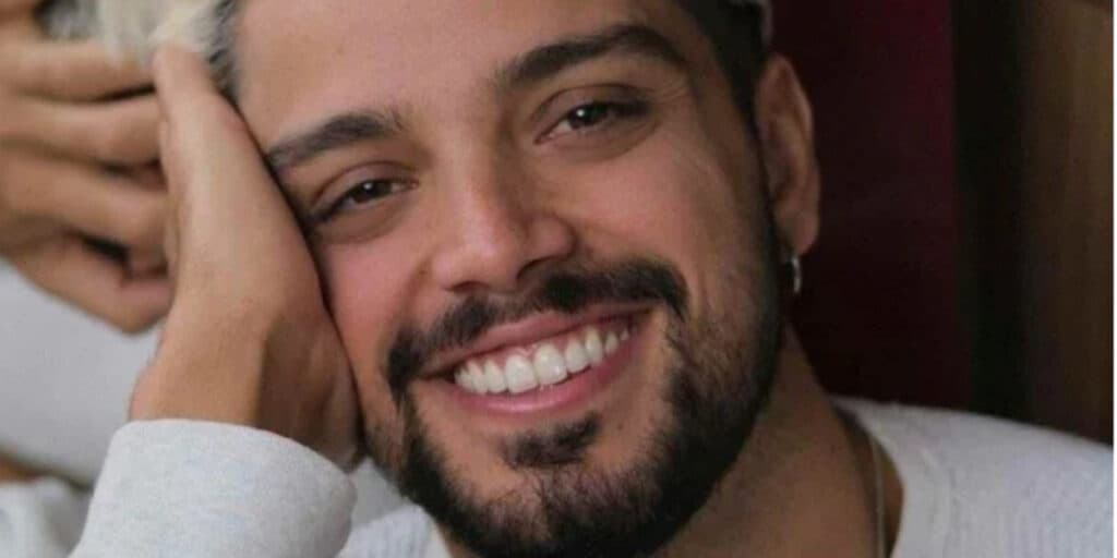Rodrigo Simas faz confissão íntima e revela pela primeira vez interesse em homens: "Sou bissexual''