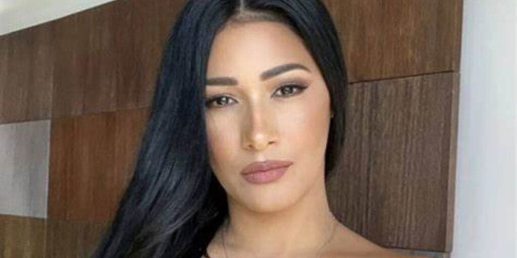 Simaria passa a tesoura sem dó no cabelo, entrega foto de resultado e surge irreconhecível