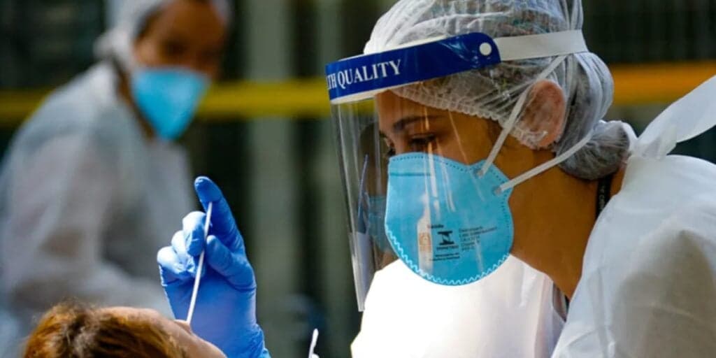 Pandemia vai voltar? Nova variante da Covid19 chega ao Brasil, tem novo sintoma e é imune a vacina