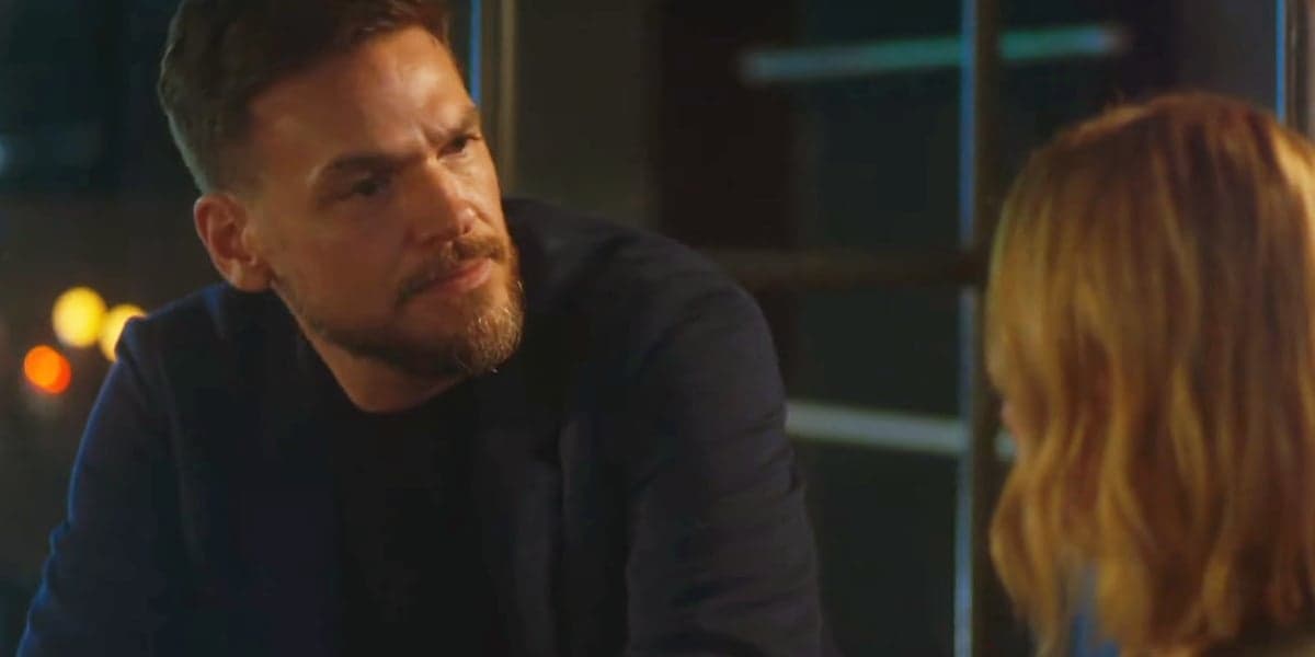 Theo em cena de noite da novela Vai na Fé