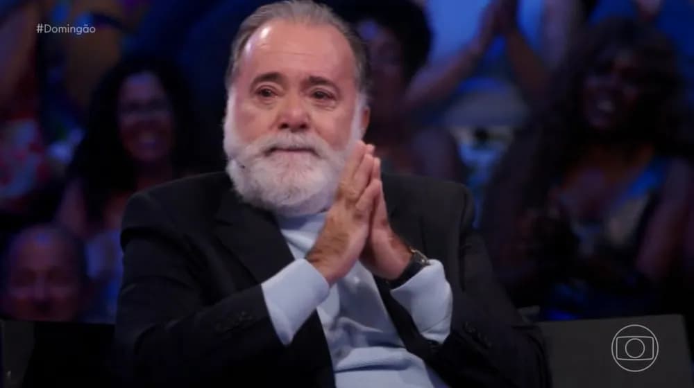 Ator se emocionou com homenagens no Domingão (Foto: Reprodução)