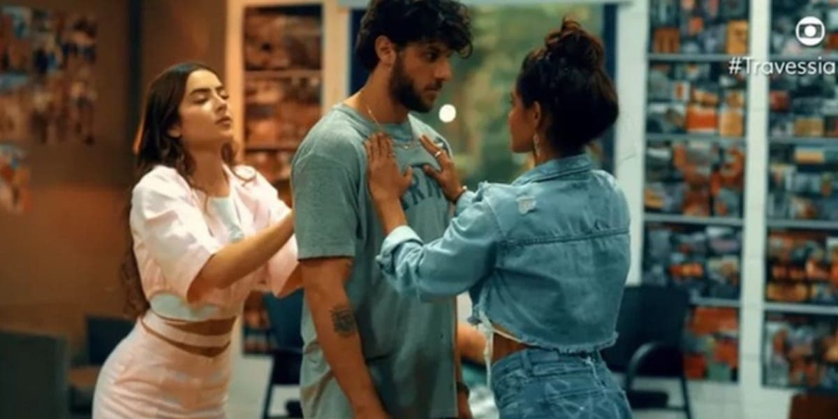 Ari sendo disputado por Chiara e Brisa durante Travessia (Reprodução: Globo)