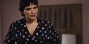 Travessia tem cena de Leonor com roupa escura e detalhes branco e vermelhos Travessia tem cena de Leonor com roupa escura e detalhes branco e vermelhos
