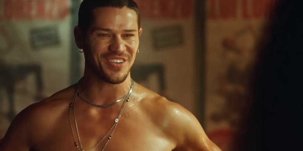 Lui sorridente e sem camisa na novela Vai na Fé Lui sorridente e sem camisa na novela Vai na Fé