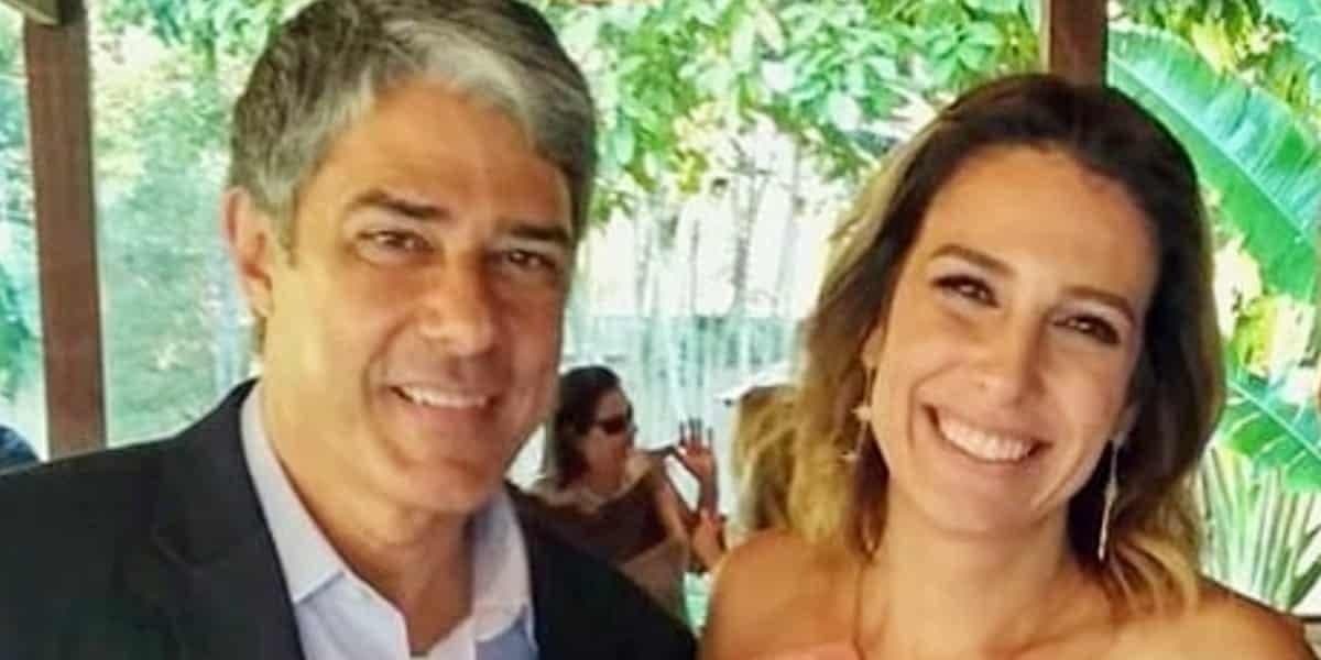 Após se separar de Fátima Bernardes, William Bonner se casou com a fisioterapeuta Natasha Dantas (Foto: Reprodução/Bebê Mamãe)