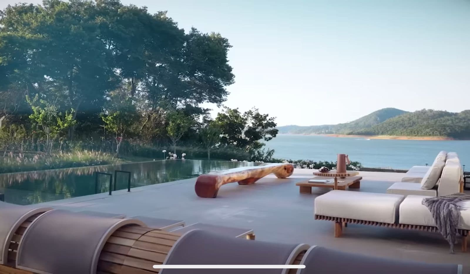 A area externa da mansão - Foto Reprodução YouTube