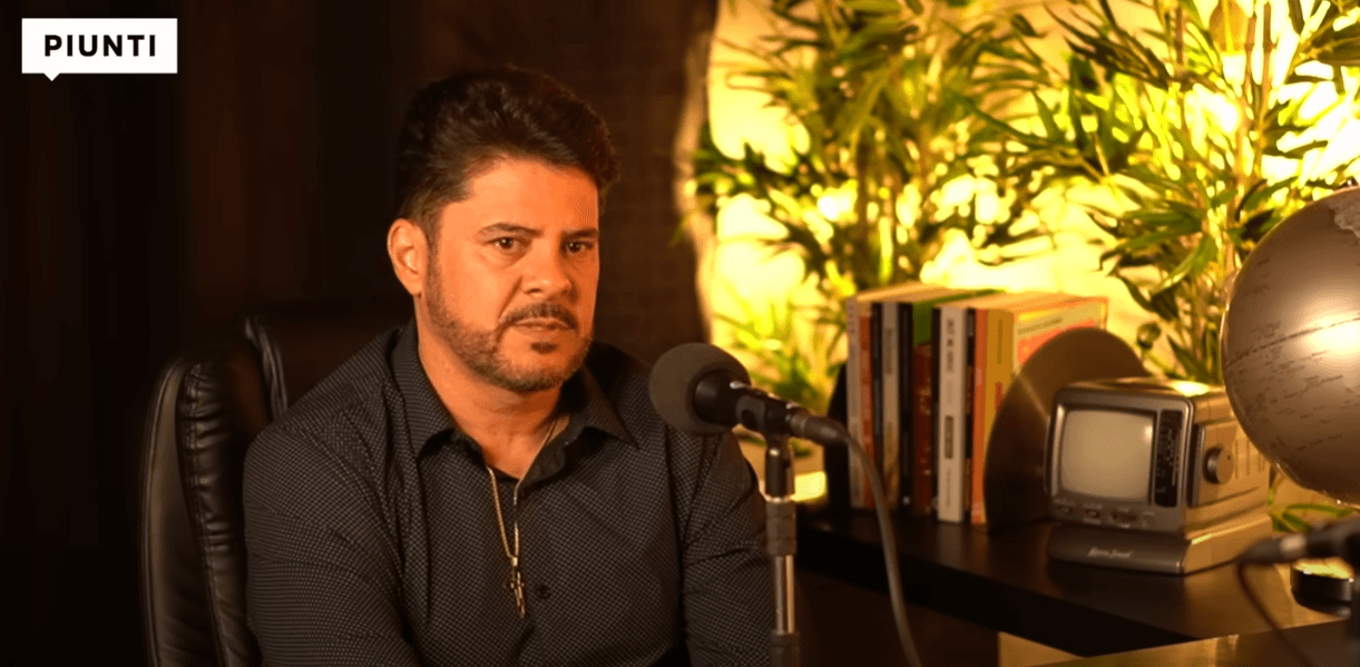 Cantor Sertanejo Gustavo em conversa para o canal de André Piunti (Foto Reprodução/Youtube)
