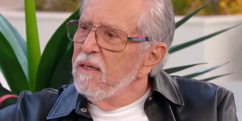 Há décadas no SBT, Carlos Alberto faz anúncio que ninguém esperava sobre a Record e deixa público chocado