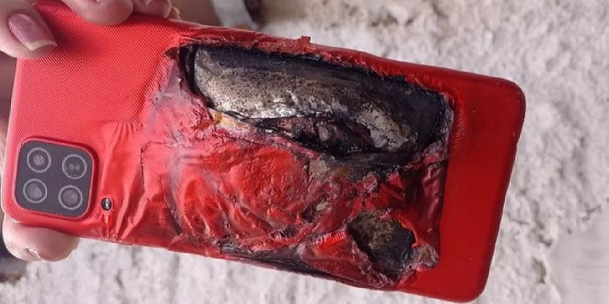 Celular explodido (Foto: Reprodução/ Internet)