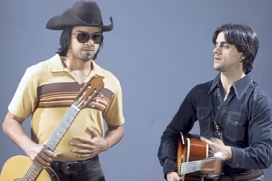 Rodrigo Simas e Felipe Simas dando vida à dupla sertaneja Chitãozinho e Xororó (Foto: Reprodução/ Globoplay)