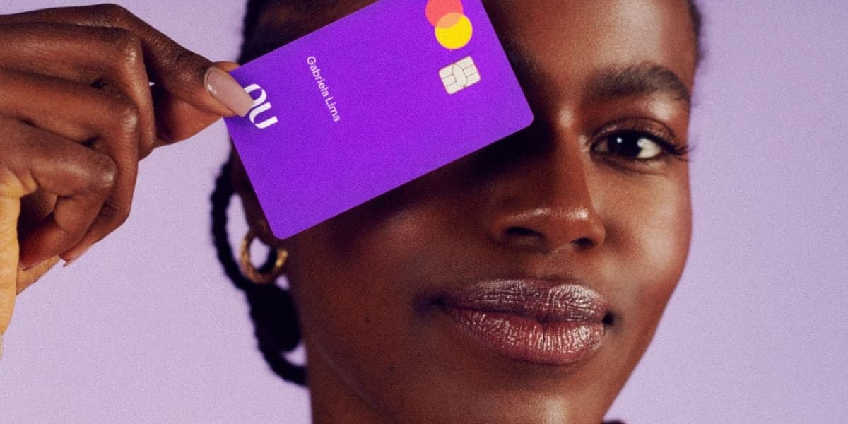 Cliente segurando cartão de crédito (Foto: Reprodução / Nubank)