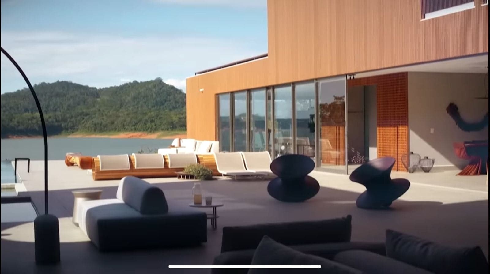 Mais detalhes da area externa - Foto Reprodução YouTube
