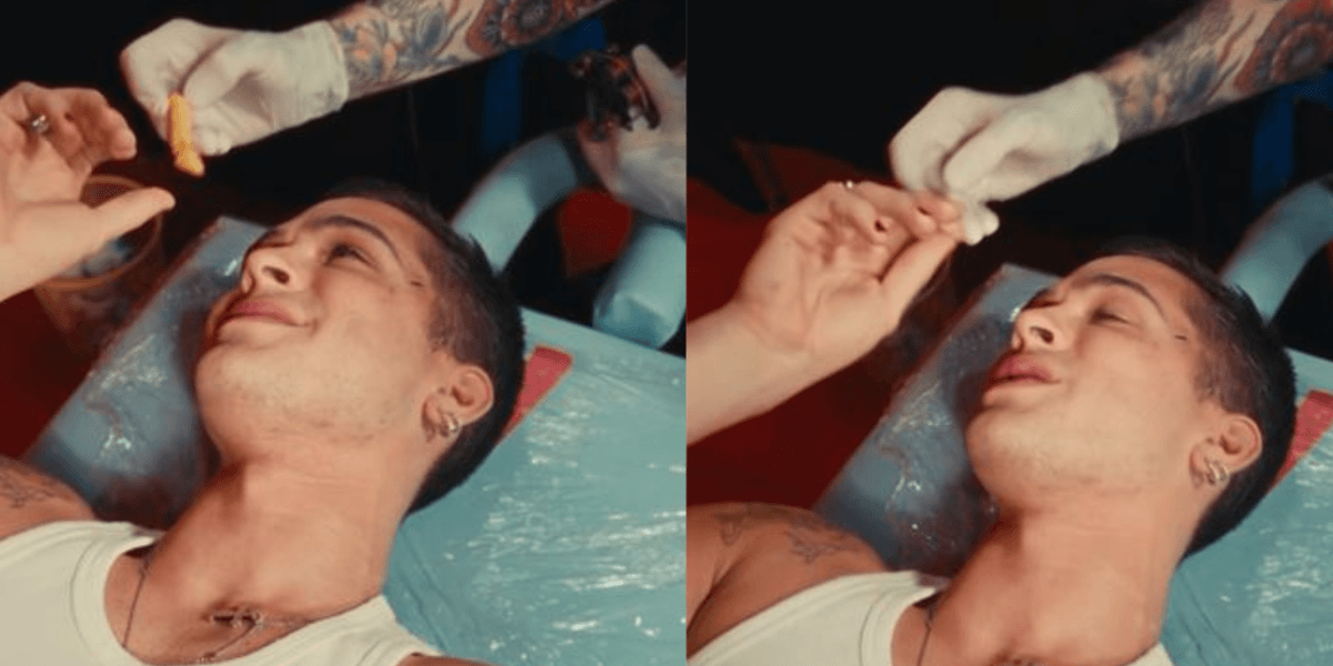 Tatuador oferecendo batata frita ao artista (Reprodução/Montagem:Tv Foco)