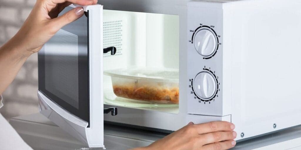 Ficar perto do micro-ondas dá câncer? Atenção, você precisa saber a verdade e ficar atento