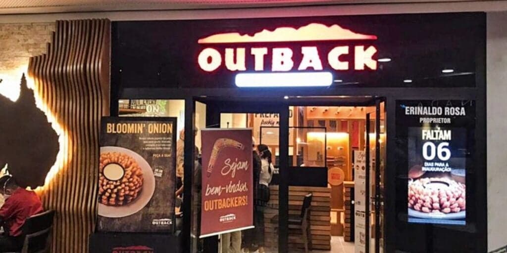 Pode COMEMORAR: Outback está dando comida DE GRAÇA aos que têm este cartão de crédito e você precisa correr