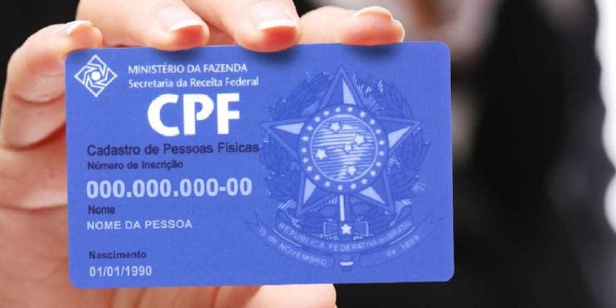 Pessoa segurando o CPF (Foto: Reprodução / Internet)