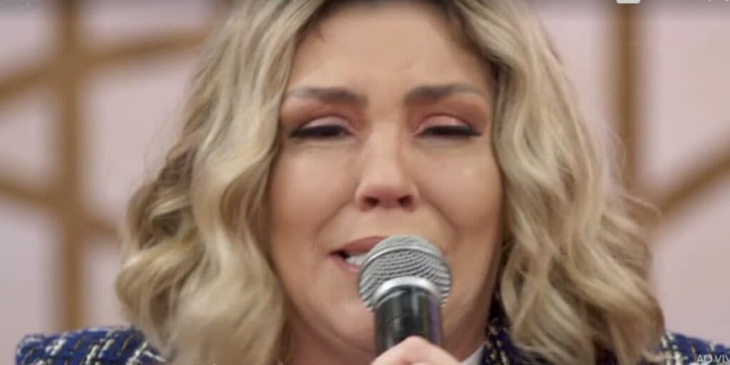 Simony vai aos prantos no Encontro ao fazer desabafo sobre o câncer: "Quero tanto mais uma chance"