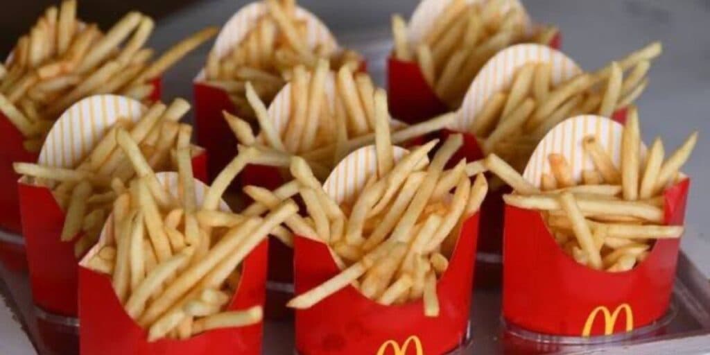 Nojento e chocante: Consumidor compra batata frita do McDonald's e acha algo absurdo
