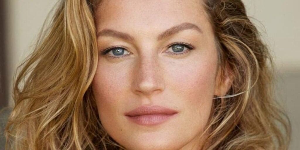 O produto secreto e baratinho que Gisele Bundchen usa no rosto aos 42 anos e te livrará de um botox
