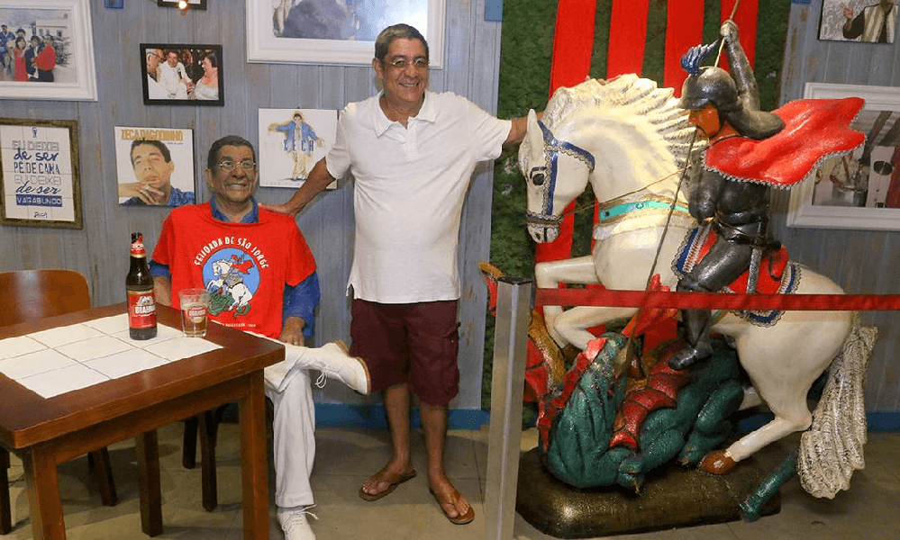Zeca Pagodinho ao lado de sua estátua (Foto: Reprodução/ Internet)