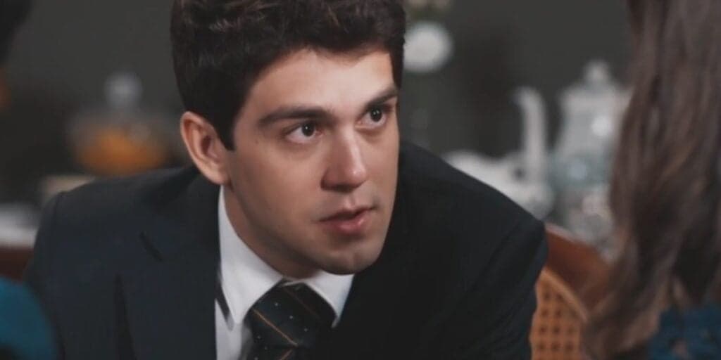 Amor Perfeito - Ao flagrar Marê aos beijos, Júlio se cansa, esmaga primeiro amor e namora com outra misteriosa