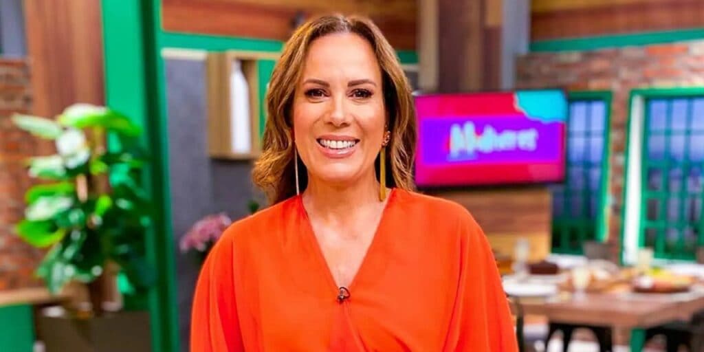 Regina Volpato do Mulheres abre as portas de apartamento majestoso e mostra cozinha digna de novela