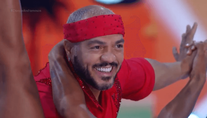 Belo fez sua performance no Domingão e ganhou elogios de Luciano Huck