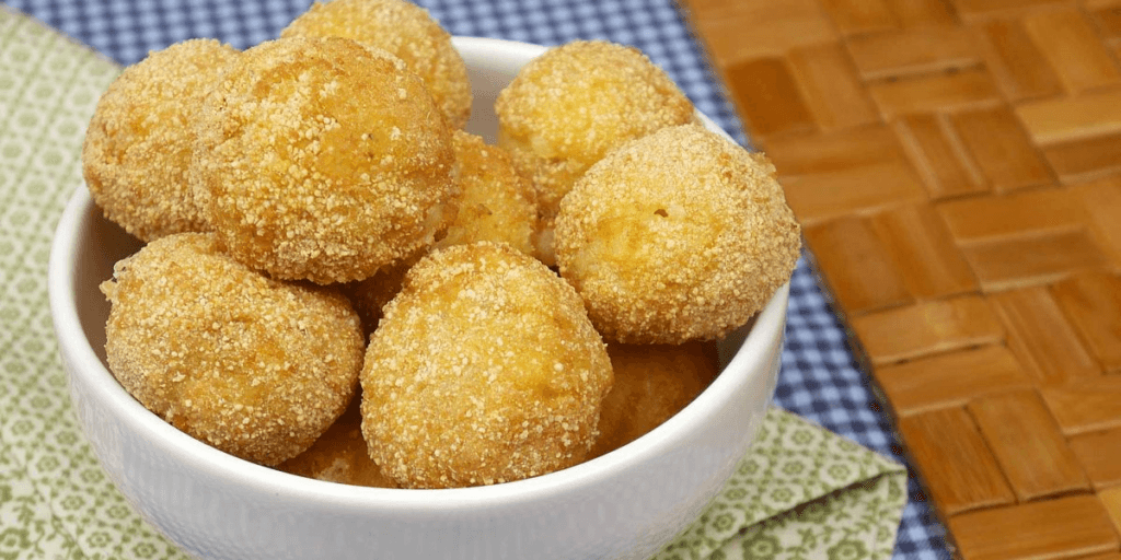 Delícia: Bolinhas de queijo saborosas e com apenas 5 ingredientes que você vai amar