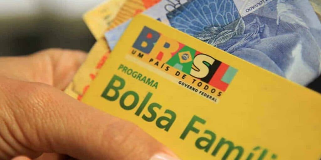 Bolsa Família: Alerta importante, se você trabalha como CLT precisa descobrir se também pode pegar o benefício