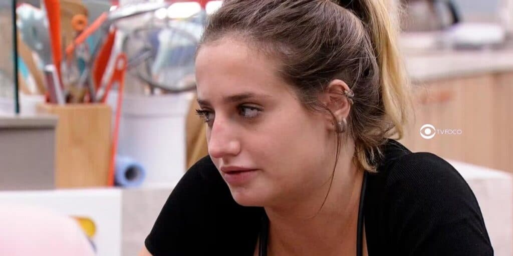 BBB23 - Bruna Griphao limpa o ouvido com item de cozinha e não passa batido: "A pior em questão de higiene"