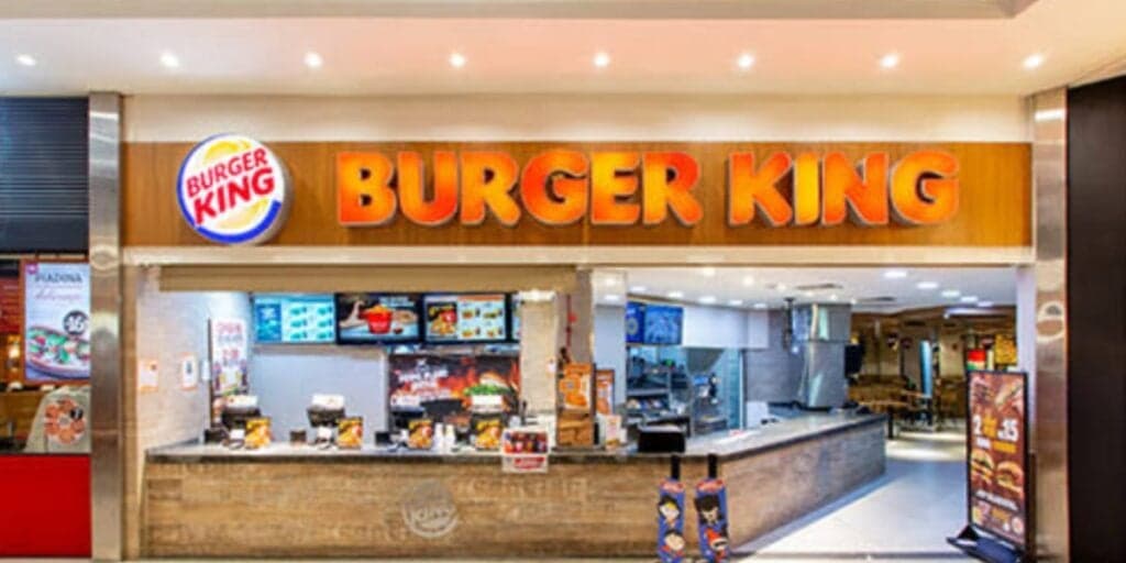 Que nojo: O que este casal encontrou no meio do lanche do Burger King é algo que com certeza te dará asco