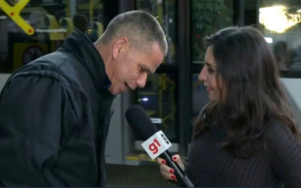Rapaz invade a transmissão e se declara para a jornalista (Reprodução: BDSP/Globo)