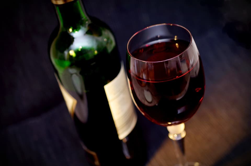 Descubra a realidade sobre o consumo diário de vinho (Foto: Reprodução, Freepik)