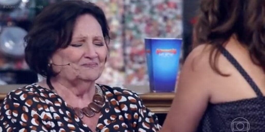Dona Déa chora ao encontrar Fátima Bernardes no 'Domingão' e emociona com relato sobre Paulo Gustavo