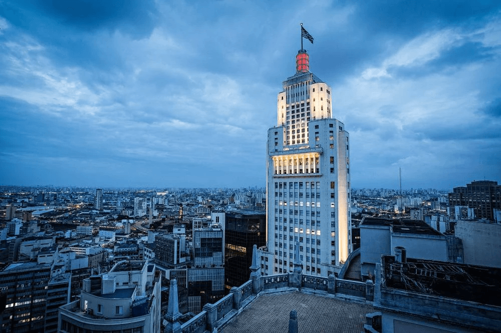 Uns dos prédios mais altos do país ja foi sede de um famoso banco paulista adquirido pelo Santander (Foto Reprodução/Internet)