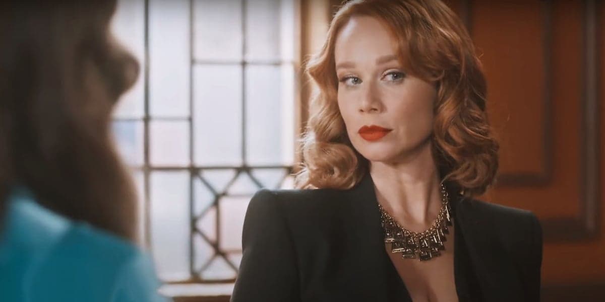 Gilda usando roupa preta, batom vermelho em cena da novela Amor Perfeito ao ser confrontada.