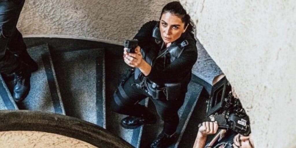 Travessia - Novela terá tiroteio comandado por Helô que descobrirá traição e personagem toma tiro