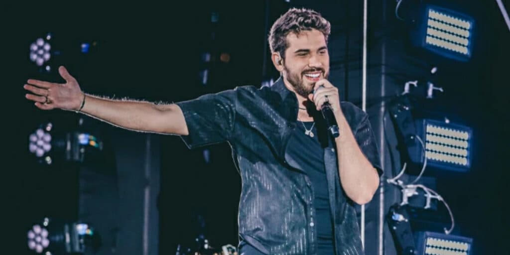 Gustavo Mioto derruba postura discreta em cima do palco e assume amor por nome famoso do sertanejo