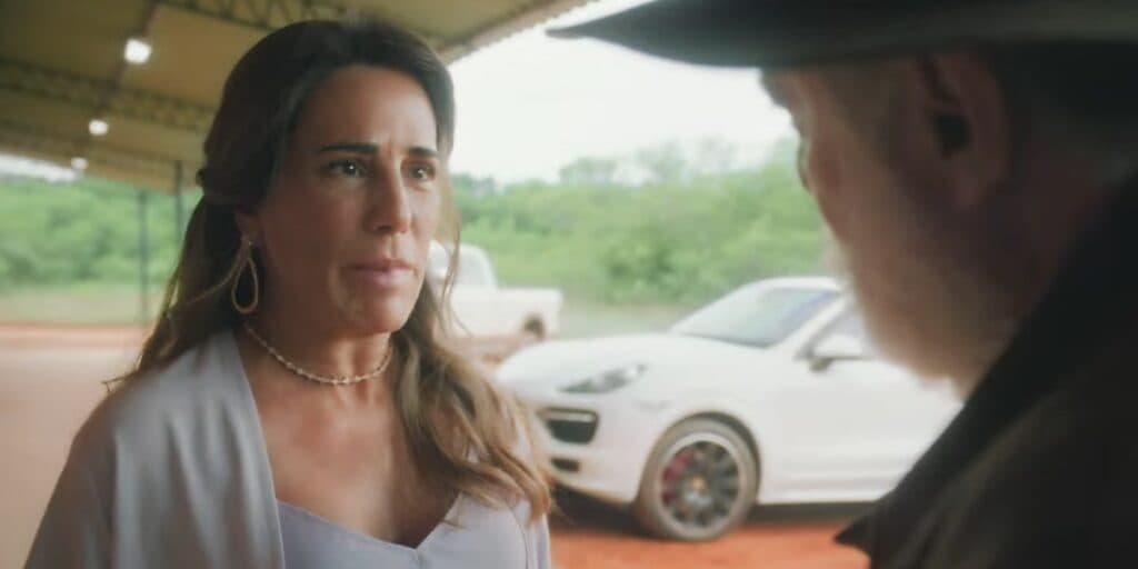 Terra e Paixão - Irene, venenosa, incentiva personagem chocante a dar golpe da barriga: "Agarre seu homem"