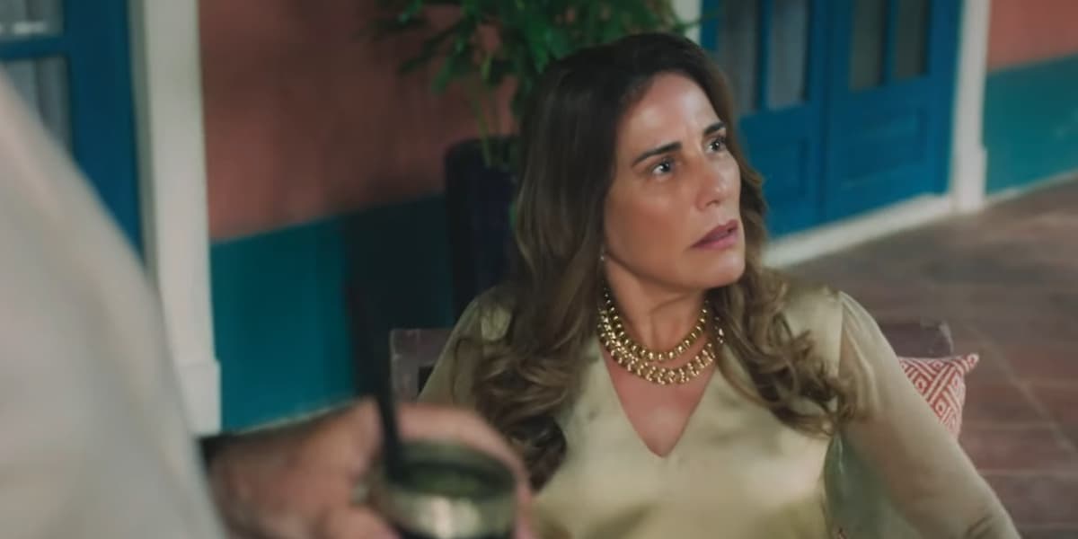 Irene observa Caio na novela Terra e Paixão