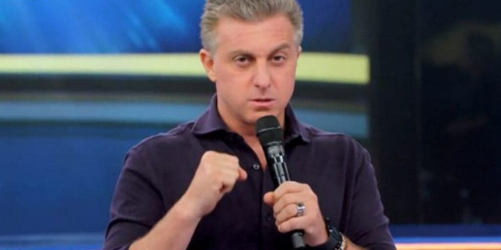 A coragem de integrante do Domingão ao se retirar do palco ao vivo e Huck se envolver: "O que aconteceu?"