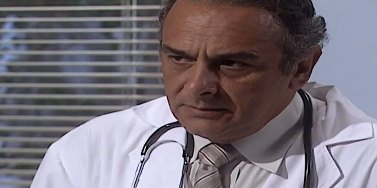 Luiz Baccelli como Dr. César de "Laços de Família" (Foto: Reprodução/TV Globo)