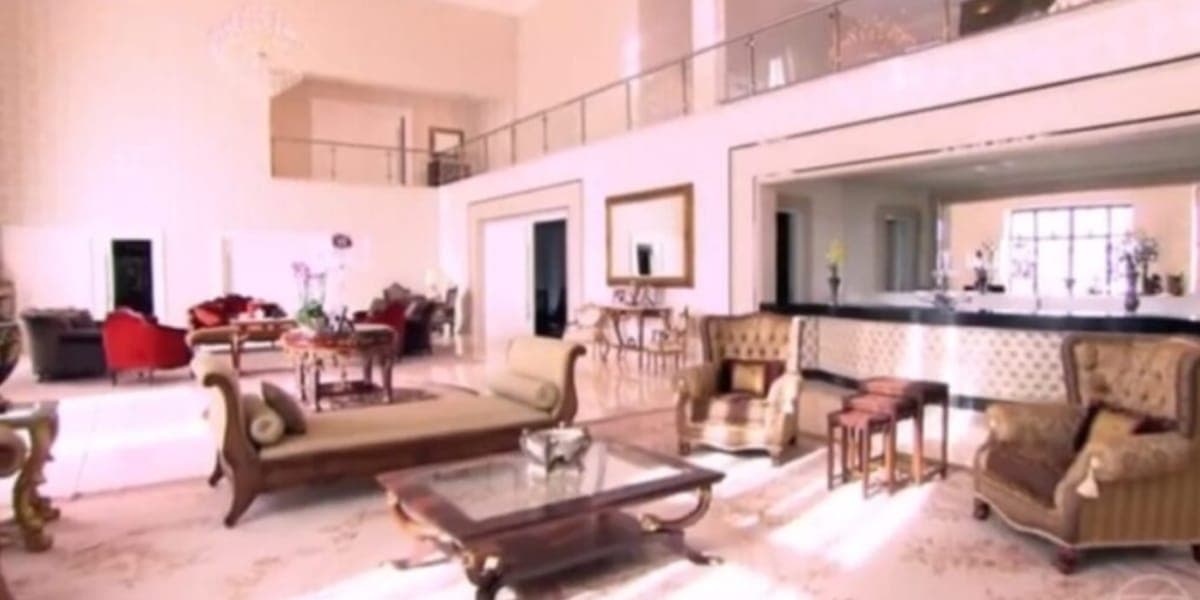 Sala de estar enorme, que é iluminada pelo grande lustre (Reprodução: Youtube) Sala de estar enorme, que é iluminada pelo grande lustre (Reprodução: Youtube)